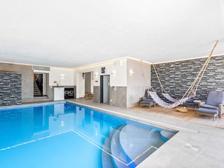 Innenpool mit Blick auf den Welnessbereich