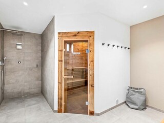 Separater Sauna Bereich mit Dusche und Umkleidemöglichk