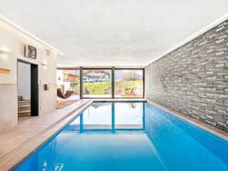 Innenpool mit Blick auf die Terrasse