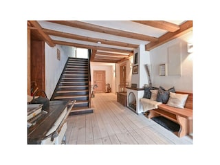 Eingangsbereich mit Treppe zum Obergeschoß