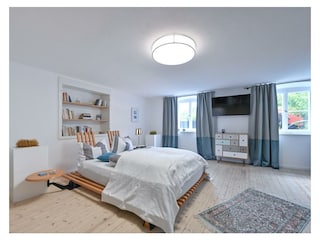 Schlafzimmer im EG mit Doppelbett und eigenem Bad