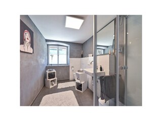 Bad mit Dusche, WC und Waschbecken im 1.Stock
