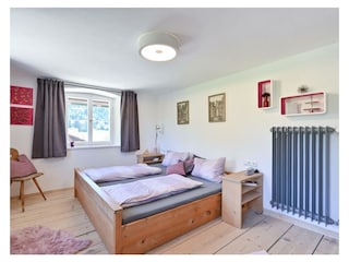 Schlafzimmer mit Doppelbett und TV im 1.Stock