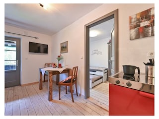 Kleine Küche mit Sitzgelegenheit und TV im 1.Stock