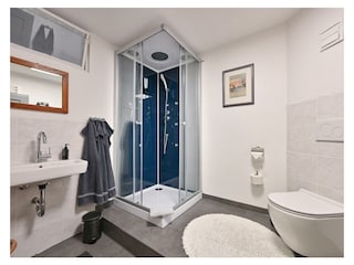 Bad mit Dusche, Waschbecken und WC im 1.Stock