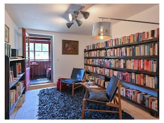 Bibliothek mit Zugang zur Loggia