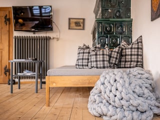 Wohnzimmer/Gemeinschaftsraum mit TV und Sitzbank