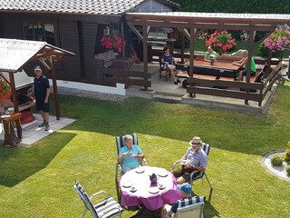 Garten mit Liegewiese und Kamingrill mit Grillplatz