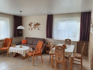 Das hell und freundlich eingerichtete Wohnzimmer