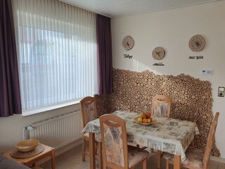 Die Eßecke in natur belassener Birkenoptik gehalten