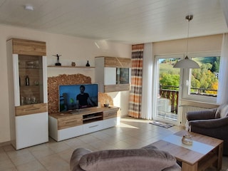 Das Wohnzimmer mit direkten Zugang zum Panoarma-Balkon