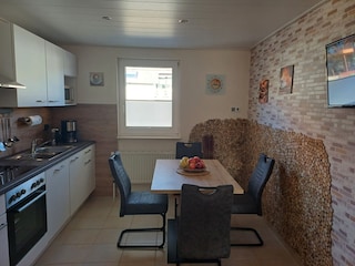 Blick auf die neue Essecke mit TV-Gerät und DAB+ Radio