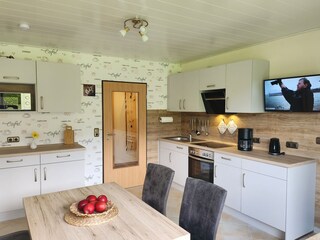 Die Einbauküche mit diversen Küchenhelfern und TV Gerät