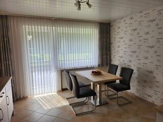 Blick auf die Essecke mit direkten Zugang zum  Balkon.