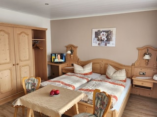 Beide Schlafzimmer sind aus heimischen n Fichtenholz