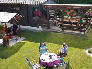 Garten mit Liegewiese und Kamingrill mit Grillplatz