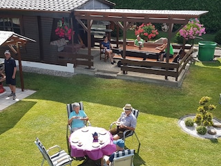 Garten mit Liegewiese und Kamingrill mit Grillplatz