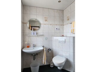 Das hell und freundlich eingerichtete Badezimmer