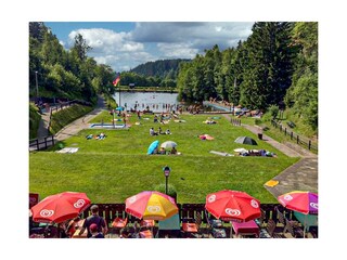Das Waldschwimmbad in Altenau ist nicht weit entfernt
