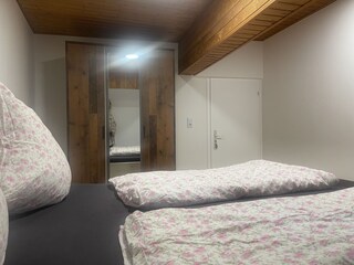 Schlafzimmer mit Fernseher