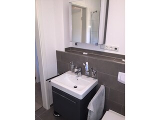 Bad mit Dusche im 1. OG