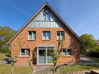 Seitliche Gesamtansicht Haus