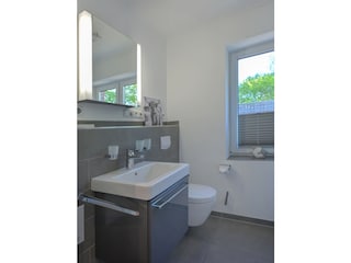 Bad  mit Dusche und WC 1. OG