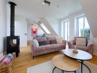 gemütliche Sitzecke mit Zugang zum Balkon