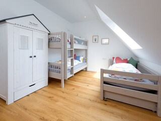 Kinderzimmer mit 3 Betten