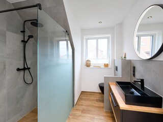 Bad 1 mit großer Dusche