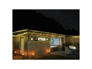 Wellness Lounge Glamping bei Nacht Außenbereich