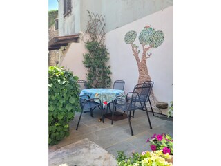 Frühstücksterrasse auf der Eingangsseite