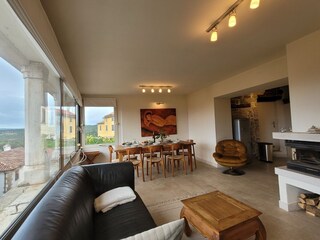 Wohn-Ess-Bereich mit Kamin