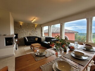 Stilvoller Wohn-Ess-Bereich mit fantastischer Aussicht