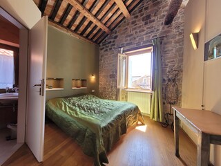 Schlafzimmer mit queensice - Doppelbed u kl. Bad