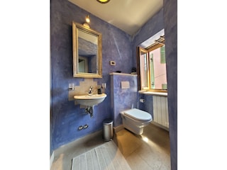 kleines Bad mit Dusche, Waschbecken und WC