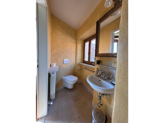 kleines Bad mit Dusche, Waschbecken und WC