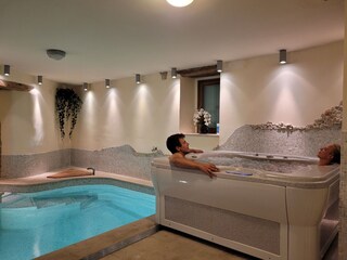 Jacuzzi und Pool mit Gegenstromanlage
