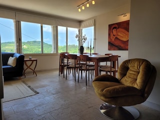 Blick von der Küche in den Wohn-Essbereich