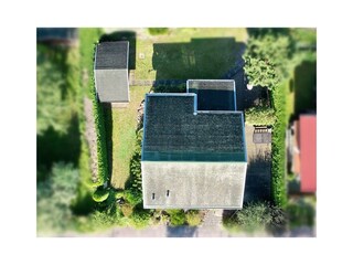 großzügige Holzterrasse und kleiner Garten