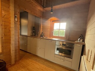 Blick in den Küchenbereich mit Geschirrspüler