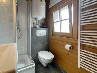 Bad mit Tageslicht und Handtuchtrockner