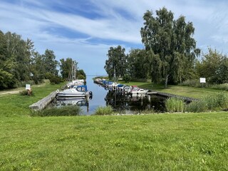 privater Hafen mit grüner Landschaft - Kleines Haff Hus
