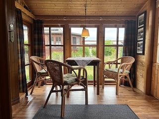 Wintergarten mit Esstisch (ausziehbar)