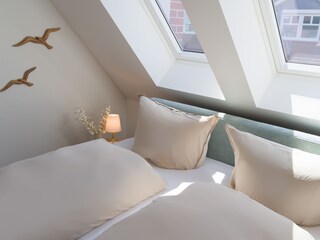 Schlafzimmer mit Verdunkelungsrollos