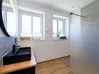 Bad mit großer Dusche