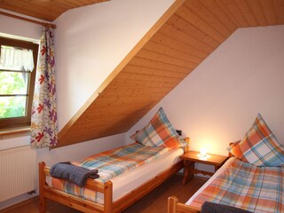 Schlafzimmer mit zwei getrennten Betten