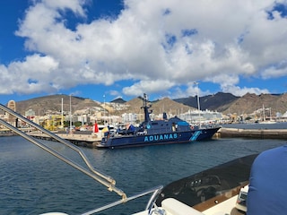 Sicht auf Kreuzfahrschiffe und Santa Cruz