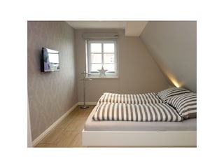 Das Elternschlafzimmer mit TV...