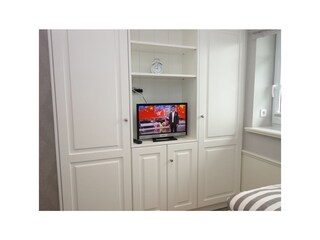 ...Einbauschrank und TV Gerät.